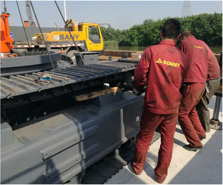 挖掘機(jī)安裝.jpg 挖掘機(jī)安裝.jpg