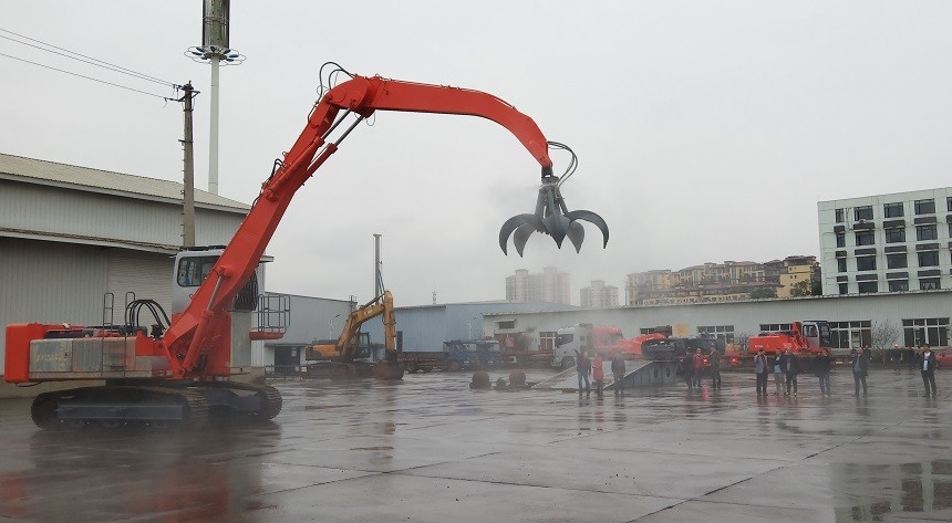 客戶參觀抓鋼機(jī)噴淋系統(tǒng).jpg 客戶參觀抓鋼機(jī)噴淋系統(tǒng).jpg