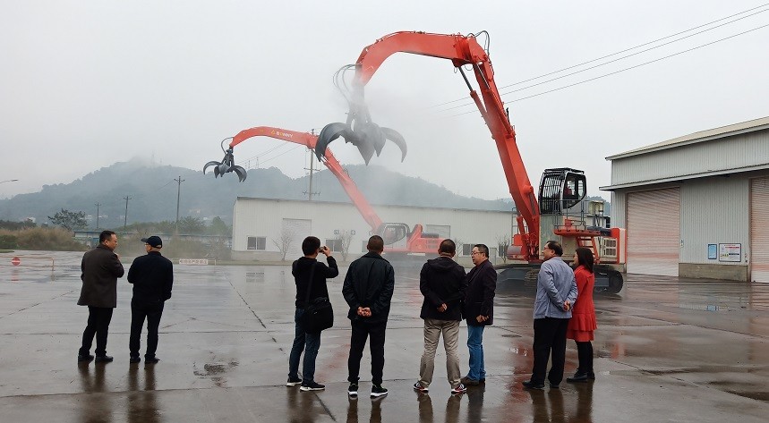 客戶參觀抓鋼機(jī)設(shè)備.jpg 客戶參觀抓鋼機(jī)設(shè)備.jpg