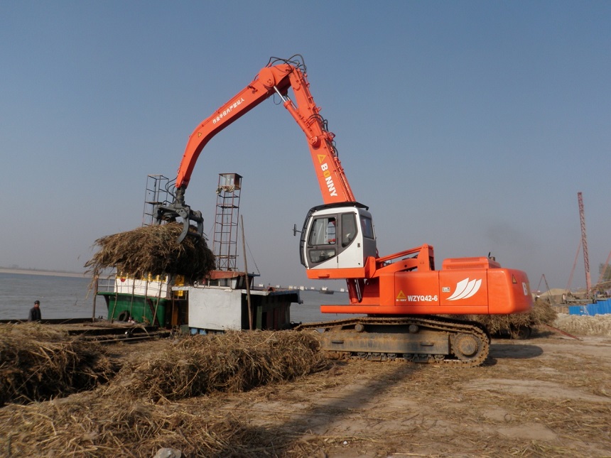 抓鋼機(jī)配叉形斗.jpg 抓鋼機(jī)配叉形斗.jpg