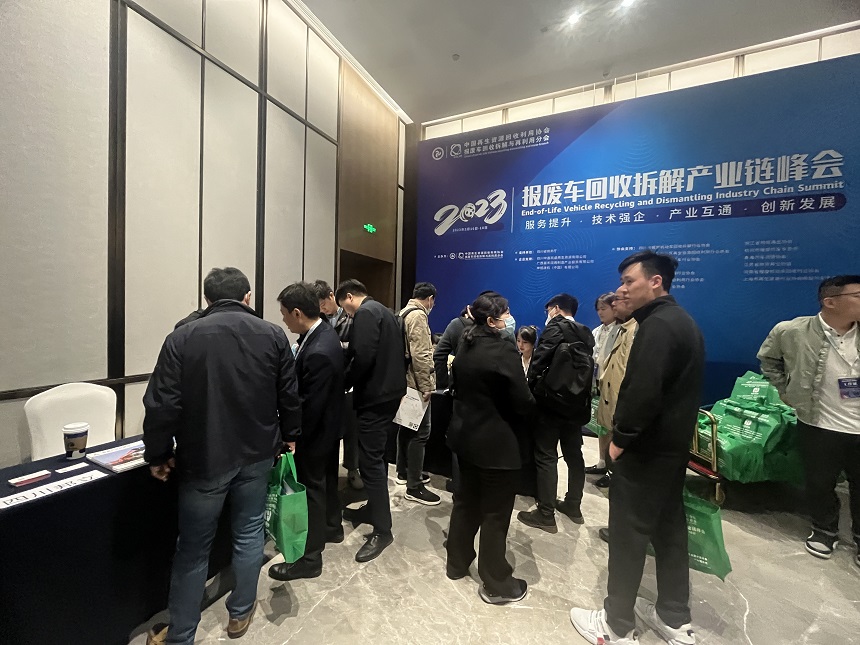 邦立重機(jī)報廢汽車拆解機(jī)交流現(xiàn)場.jpg